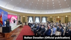 Азыркы Конституцияга 2021-жылдын 5-майында салтанаттуу жыйында кол коюлган. Борбордук трибунада президент Садыр Жапаров. 2021-жылдын 5-майы.  