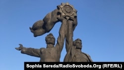Коли скульптуру намагалися підняти краном, відпала голова у «російського робітника» (той, що праворуч)