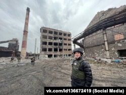 Военкор РФ из Крыма Александр Федорчак в Мариуполе позирует возле «Азовстали»