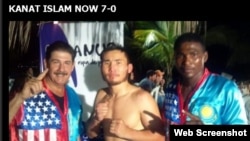 Қазақстандық кәсіпқой боксшы Қанат Ислам (ортада).  Сурет www.nelsonspromotion.com сайтынан алынды.