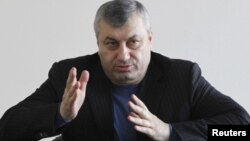 Кокойты считает, что югоосетинские власти не должны были действовать в такой грубой форме в отношении человека, имеющего немалые заслуги перед Южной Осетией