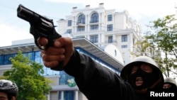 Орусиячыл активист Украин өкмөтүн колдоочуга тапанча мээлөөдө. Одессадагы кагылыш кез, 2-май