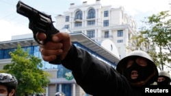 Сепаратист стріляє у прихильників єдності України, Одеса, 2 травня 2014 року