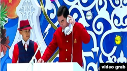 Президент Туркменистана Г.Бердымухамедов с внуком на новогоднем представлении, январь, 2017.