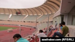 "Altyn Asyr" we "Ahal" komandalarynyň duşuşygyna gelen tomaşaçylar.