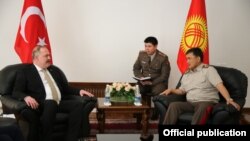 Кыргызстан. Коргоо министри Таалай Өмүралиев менен Түркиянын Кыргызстандагы элчиси Ахмет Садык Доган