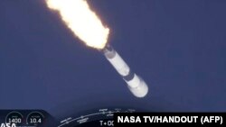 Илон Масктын “SpaceX” компаниясынын “Falcon 9” ракетасы “Starlink” интернет желеси үчүн жабдуу ташып, төртүнчү ирет учурулган кез. 2020-жылдын 29-январы.