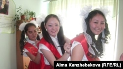 Выпускницы пишут друг другу пожелания после школьной линейки. Алматы, 25 мая 2014 года.