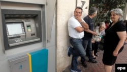 Акча күткөн гректер. Афины, 29-июнь.