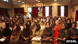 در سالهای قبل از حاکمیت طالبان از روز مادر با برگزار ی محافل در کابل و ولایات افغانستان تجلیل می شد