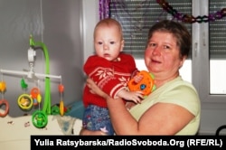 9-місячна Арина з Донеччини народилась вже тут, у Дніпропетровську. Її виховують бабуся та мама-одиначка. «Дитячі» гроші для частини родин складають левову частку середньомісячного прибутку, адже знайти високооплачувану роботу вдається не всім