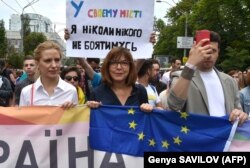 Євродепутат від Німеччини Ребекка Гармс (посередині) під час Маршу рівності у Києві, 17 червня 2018 року