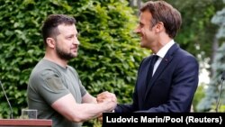 Владимир Зеленский и Эммануэль Макрон в июне 2022 года