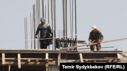 Курулуп жаткан көп кабаттуу үй. Бишкек. Иллюстрациялык сүрөт.