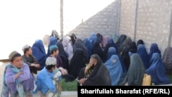 شماری از زنان و کودکان نیازمند در ولایت غزنی در انتظار دریافت کمک اند. عکس از آرشیف