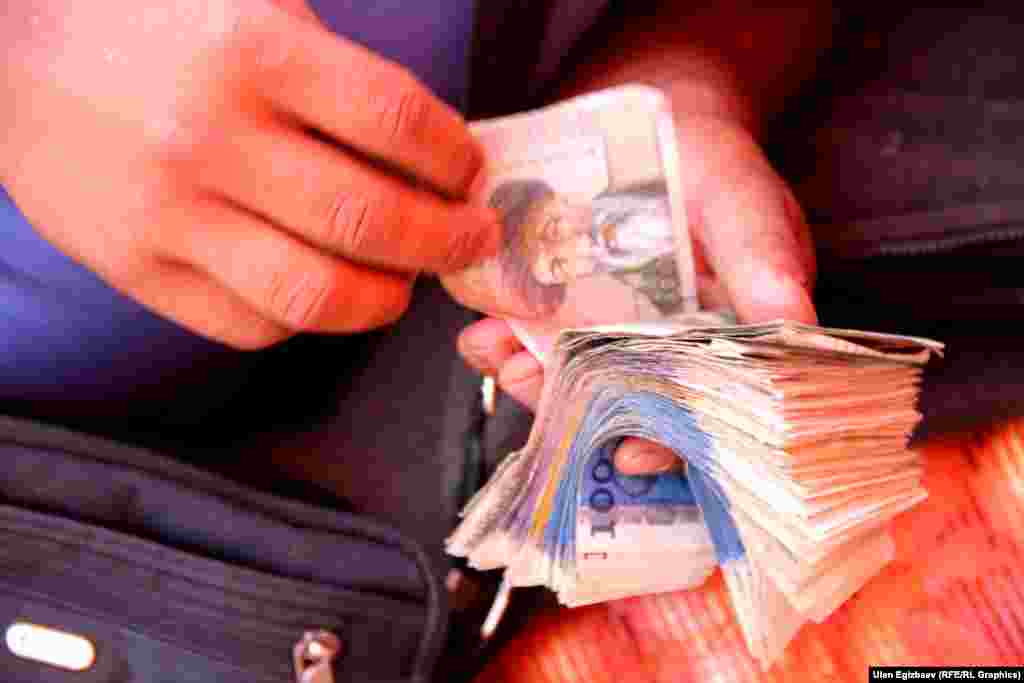 Дыйкандар жаз, жай айларында иштеген эмгегинин үзүрүн көрүп, алаканы акчага толуп турган учур. Бирок быйылкы кургакчылык түшүмдү 30 пайызга чейин азайткан.