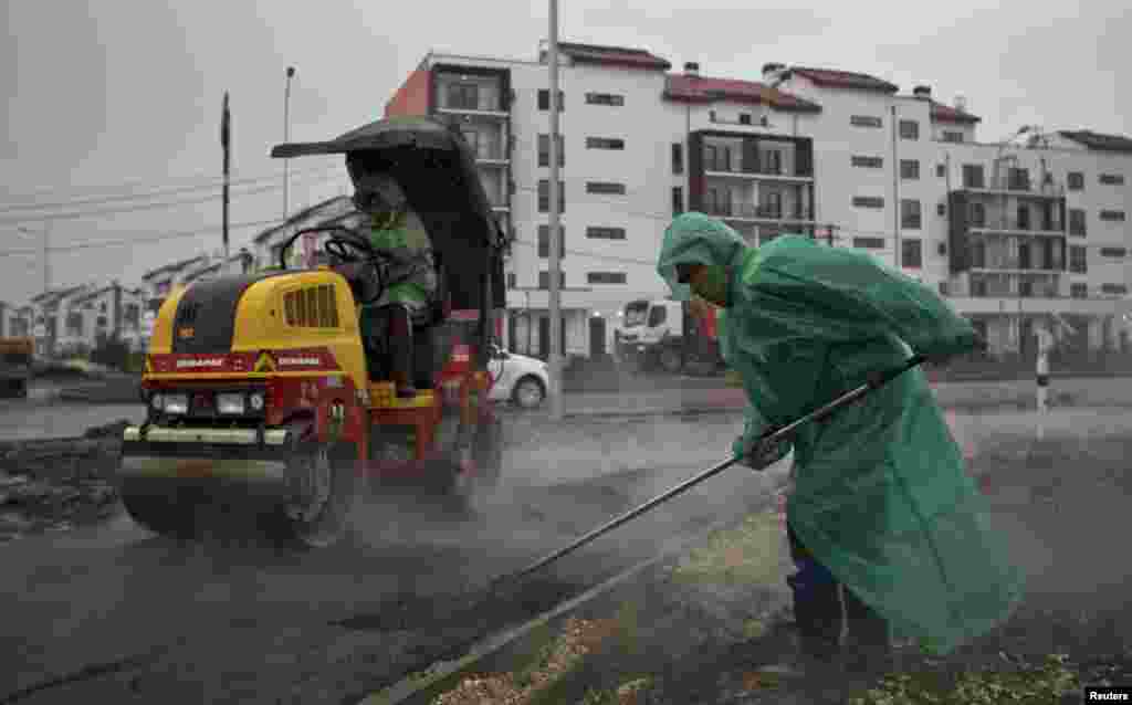 Сочиның Адлер районында эшчеләр асфальт җәя.