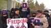 Митингующие требуют освобождения политзаключенных. Нур-Султан, февраль 2021 года