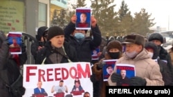 Митингующие требуют освобождения политзаключенных. Нур-Султан, февраль 2021 года