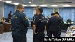 Каспий маңы елдеріндегі төтенше жағдайлардың алдын алу жөніндегі халықаралық оқу-жаттығу алдында өткен  баспасөз конференциясында Қазақстан мен Ресейдің төтенше жағдай ведомстволары өкілдері сөйлесіп тұр. Ақтау, 2 тамыз 2018 жыл.