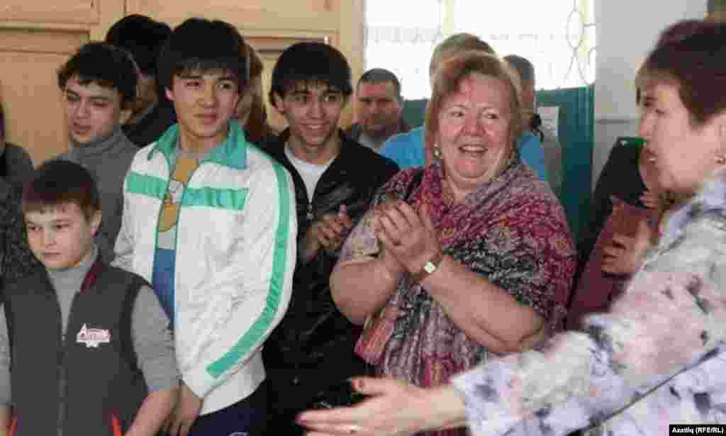 Татар Каргалы мәктәбе мөдире Тәүхидә Низаметдинова (у) һәм Мәскәү мәктәбе мөдире Лемма Гирфанова (с) укучылар белән
