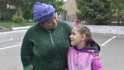 Мать у мечети и День защиты детей