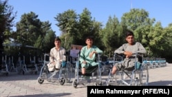 سه تن از جوانانی که در اثر انفجار ماین معیوب شده اند