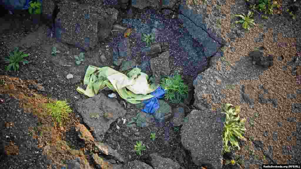 Український прапор знайшовся у воронці від снаряда