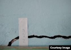 Такие маячки уже много лет ставили 5-й школе на трещинах в стенах