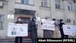 Бишкекте Саламаттык сактоо министрлигинин алдындагы пикет. 25-январь, 2021-жыл.