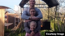 Евгения Рогозина с мужем и младшей дочерью