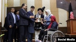 برخی از اعضای پارلمان آموزشی از این اقدام حکومت ستایش کرده