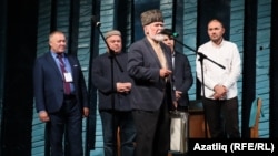 Фестиваль ачылышында язучы Рабит Батулла Кәрим Тинчурин кулъязмаларын театрның музеена тапшырды