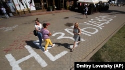 Шеру кезінде қаза болған Александр Тарайковский опат болған маңда пайда болған жазу. Минск, қыркүйек, 2020 жыл. 