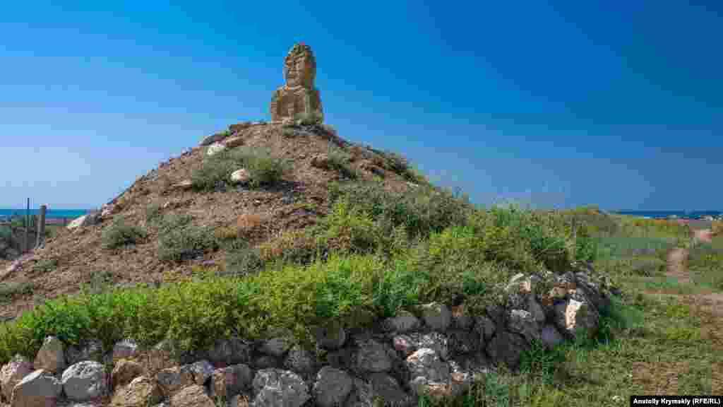 Виявляється, саме Агарков зі своїми помічниками пристосував занедбаний військовий бункер на руїнах античного городища Кара-Тобе під потреби приватного археологічного музею. &nbsp; Кореспондент Крим.Реалії вирушив до стародавнього городища Кара-Тобе і відвідав однойменний музей. Детальніше &ndash; у фоторепортажі Крим.Реалії