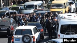 Опозиційні активісти блокують дорогу в Єревані, Вірменія, 16 квітня 2018 року