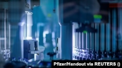 Представник ВООЗ не уточнив, чи йдеться про майбутню вакцину від COVID-19, яку розробила і випробовує німецька компанія BioNTech разом з американською Pfizer, чи про якусь іншу