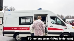 Расейскага палоннага суправаджаюць у беларускую машыну хуткай дапамогі падчас чарговага абмену паміж Расеяй і Ўкраінай на памежным пункце Новая Гута 18 студзеня 2025. Ілюстрацыйнае фота 