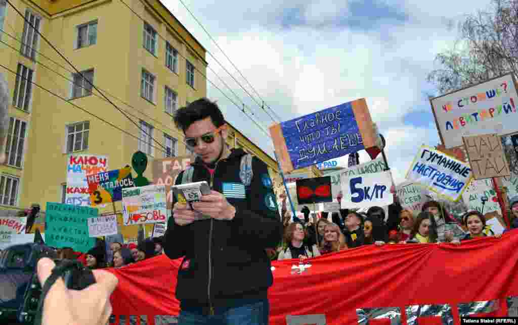 Одной из главных речевок шествия стала фраза премьера Дмитрия Медведева: &quot;Денег нет, но вы держитесь!&quot; На что толпа отвечала: &quot;А кому сейчас легко?&quot;