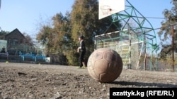 Бишкектеги мектептердин биринин спорт аянтчасы