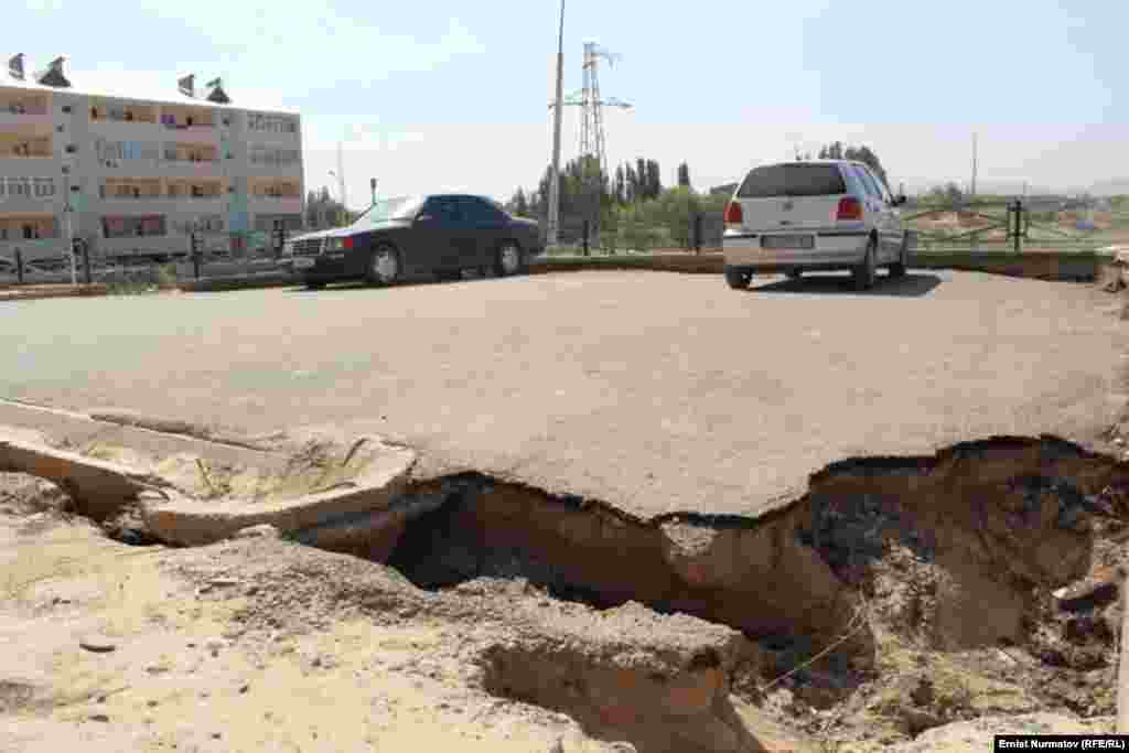 Kyrgyzstan -- Residents of newly built houses complaint on the quality of construction, Osh, 1August2012