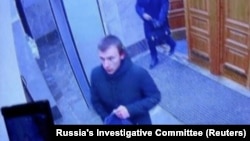 Жардырууну уюштурду делген 17 жаштагы жергиликтүү тургундун көзөмөл камерасынан алынган сүрөтү.