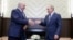 Президенты Беларуси и России - Александр Лукашенко (слева) и Владимир Путин в Сочи, 22 августа 2018 г. 