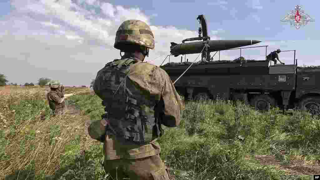 Расейскія салдаты загружаюць ракету Іскандэр 