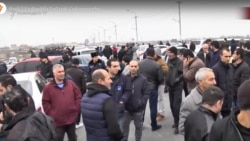 Ցուցարարները պահանջում են կրկին կալանավորել Մանվել Գրիգորյանին. նրանք փակ էին Էջմիածին-Երևան ճանապարհը