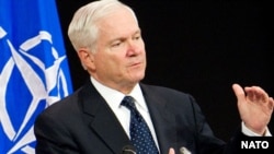 Роберт Гейтс призывает партнеров США по НАТО пересмотреть свое отношение к военному союзу