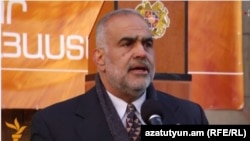 «Ժառանգության» առաջնորդ Րաֆֆի Հովհաննիսյանը ելույթ է ունենում Երևանի Ազատության հրապարակում ընդդիմության հանրահավաքին, դեկտեմբեր, 2015թ․ 