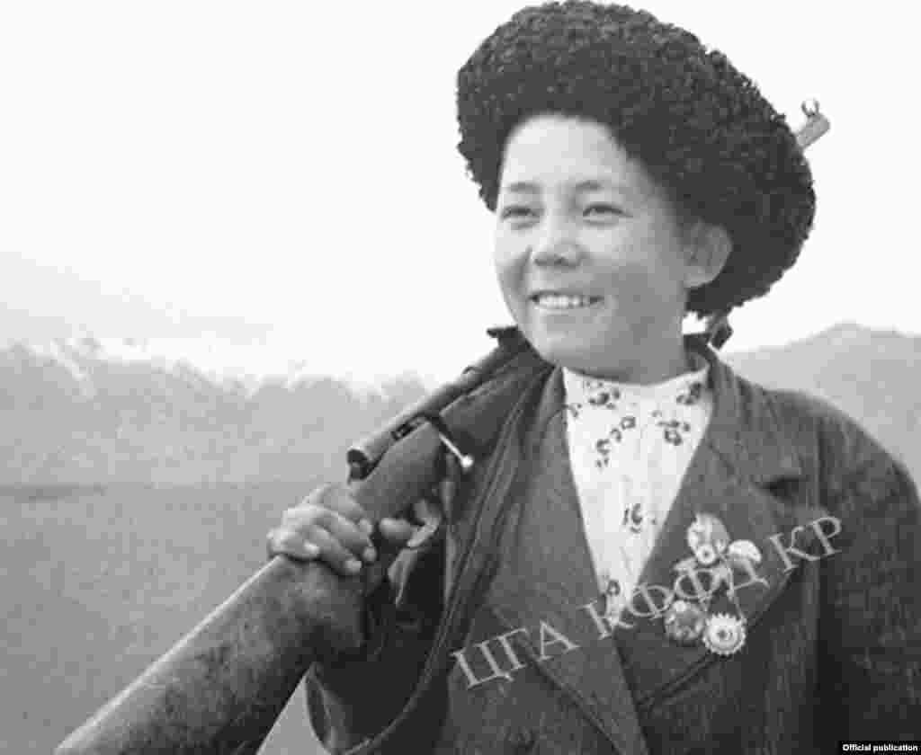 №1 Чаек орто мектебинин мергенчилик боюнча инструктору Алек Жунушев. Тартылган аймагы: Тянь-Шань облусу. Сүрөттүн автору: Л.Вильчинский. 1941-жыл.