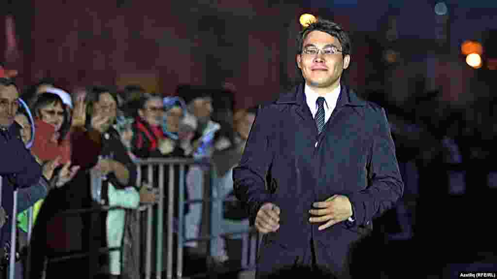 Камал театры каршында яңа сезон ачу тантанасы. Театрның вакытлы директоры Илфир Якупов.