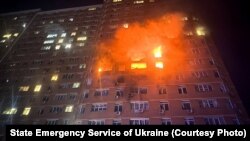 Пажар у шматпавярховым жылым доме ў выніку атакі расейскіх дронаў, Адэса, Украіна, 28 чэрвеня 2025 году.